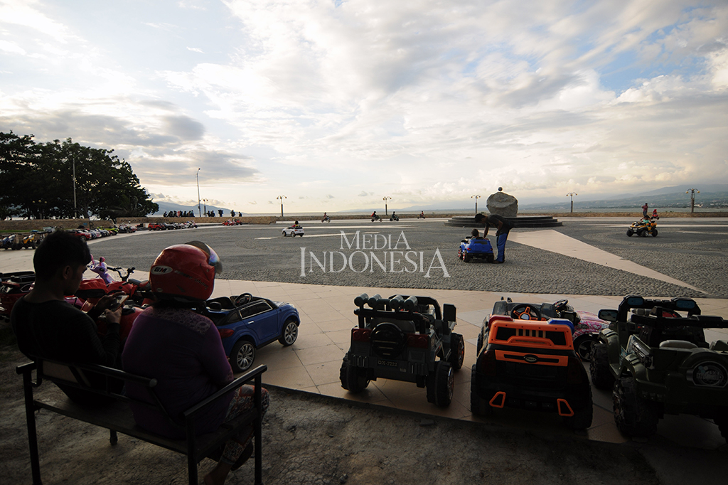 Ngabuburit di Anjungan Teluk Palu