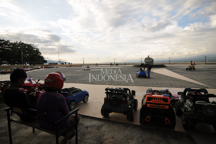 Ngabuburit di Anjungan Teluk Palu