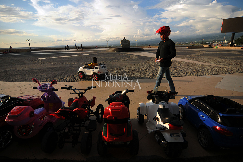 Ngabuburit di Anjungan Teluk Palu