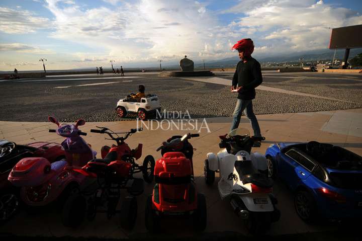 Ngabuburit di Anjungan Teluk Palu