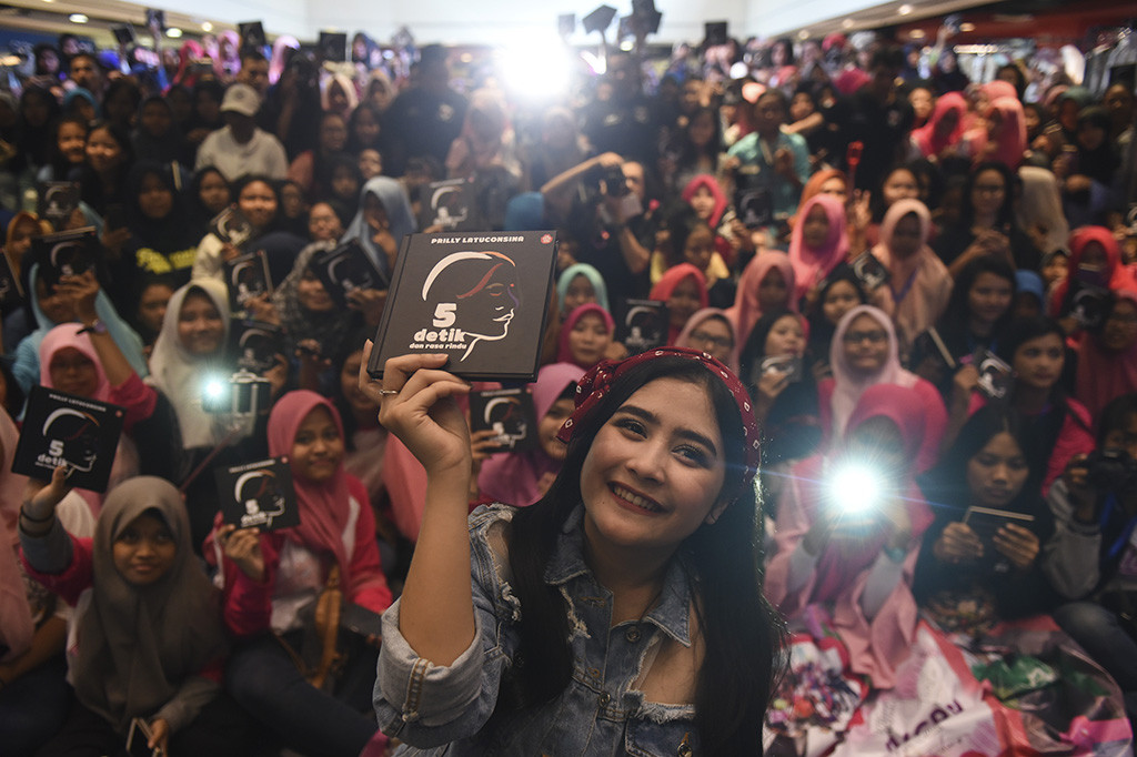 Launching Buku di Surabaya, Prilly Baca Puisi Cinta untuk Penggemar