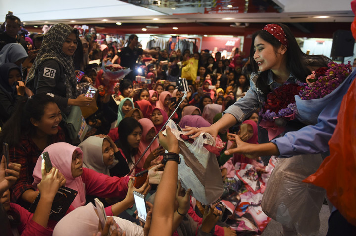 Launching Buku di Surabaya, Prilly Baca Puisi Cinta untuk Penggemar