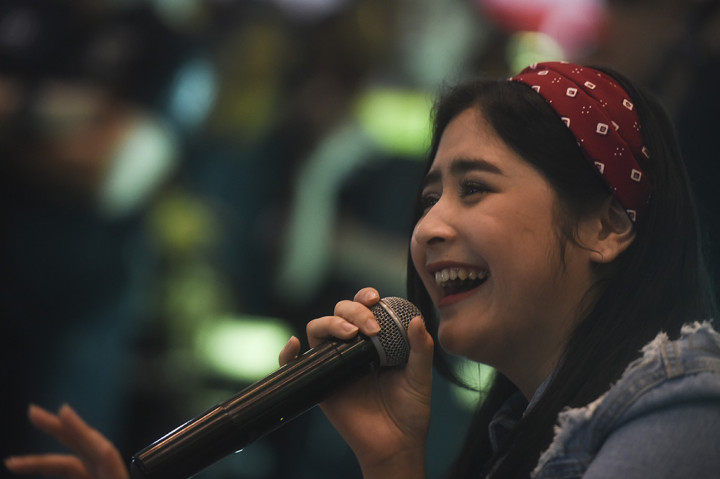 Launching Buku di Surabaya, Prilly Baca Puisi Cinta untuk Penggemar