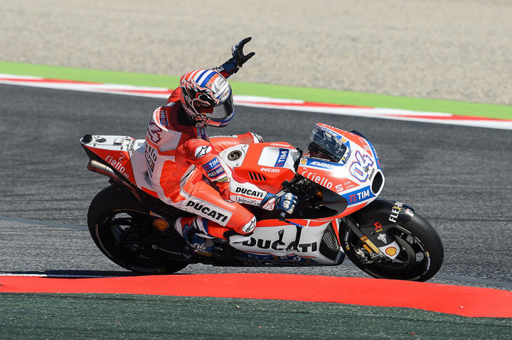 Dovizioso menjadi pebalap pertama yang menyentuh garis finis dengan torehan waktu 44 menit 41,518 detik. Dia unggul atas duo Repsol Honda, Marc Marquez dan Pedrosa.