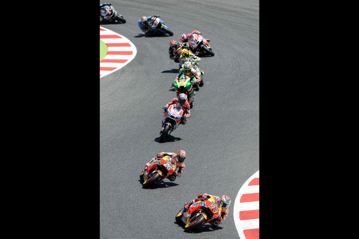 Dalam balapan di sirkuit Catalunya, Minggu (11/6/2017), pertarungan ketat terjadi di selepas start. Pedrosa yang start dari pole, sempat mampu menjaga posisi tapi kemudian dilalui Jorge Lorenzo.
