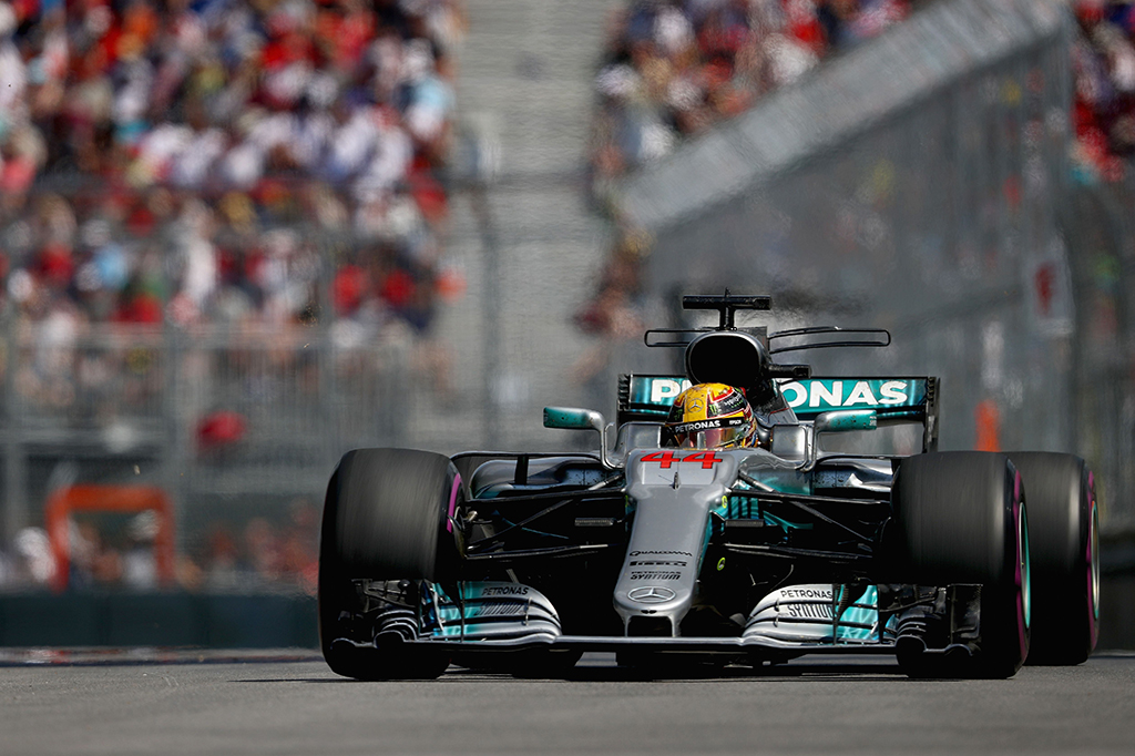 Hamilton yang start dari pole position menyentuh garis finis dalam waktu 1 jam 33 menit 5,154 detik.