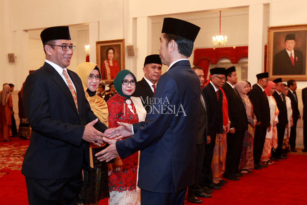 Acara pelantikan diakhiri dengan pemberian ucapan selamat yang didahului oleh Presiden Joko Widodo dan kemudian diikuti para tamu undangan yang hadir.