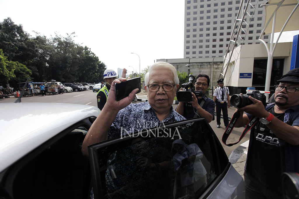 Namun Bambang enggan berkomentar atau memberi pernyataan tentang pemeriksaannya tersebut.