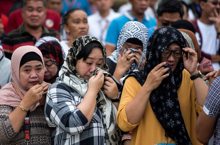Beberapa pegawai negeri menangis menyimak pidato Wagub Mamintal Adiong mengenang kerabat dan prajurit yang tewas dalam konflik melawan simpatisan ISIS. 