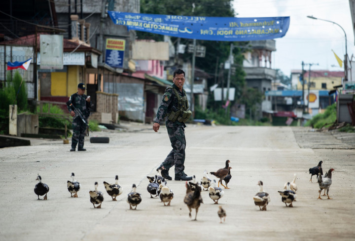 Pos pemeriksaan militer Filipina di sebuah jalan di pinggiran Marawi. Pemerintah memberlakukan status darurat militer di kota kecil ini.