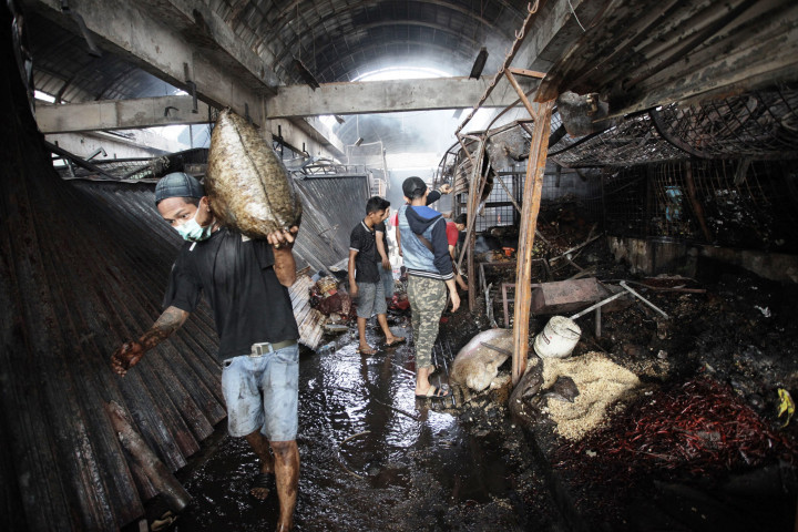 Api diketahui mulai berkobar di blok C1menjelang subuh, Senin (12/6/2017).