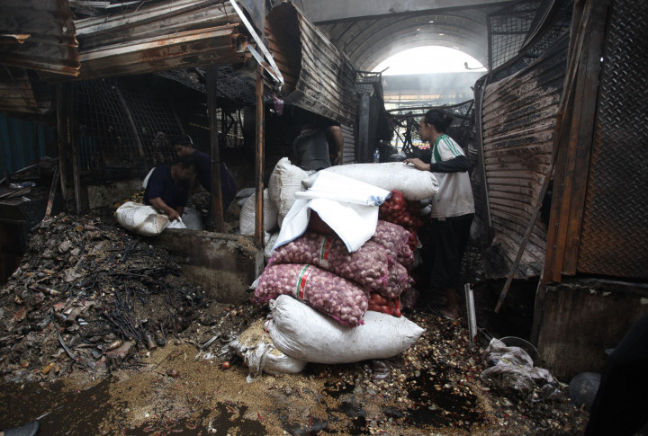 Tumpukan bawang merah berhasil diselamatkan dari puing kios yang habis terbakar.
