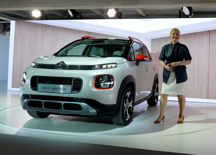CEO Citroen, Linda Jackson, ketika mempresentasikan Citroen C3 Aircross dalam launching dunia di Paris.