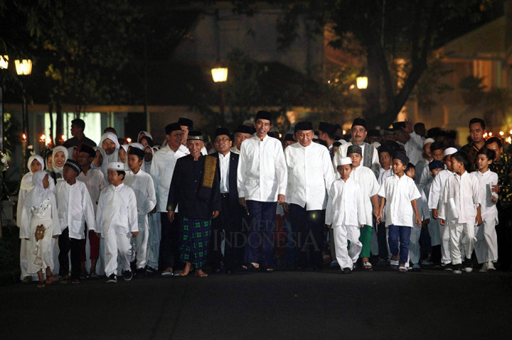 Presiden Joko Widodo didampingi sejumlah menteri melakukan proses arak-arakan bersama qori dan qoriah tingkat intenasional, anak-anak yatim piatu, serta perwakilan pondok pesantren dan pengurus masjid di Kompleks Istana Kepresidenan, Senin (12/6/2017). Prosesi ini merupakan bagian dari rangkaian peringatan Nuzululquran Istana Kepresidenan yang juga diisi lomba musabaqah tilawail Quran (MTQ) dan khotmul Quran. MI/Panca Syurkani