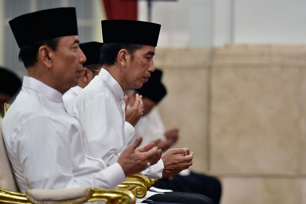 Presiden didamping i Menko Polhukam Wiranto memanjatkan doa saat peringatan Nuzululquran di Istana Negara. ANTARA/Puspa Perwitasari