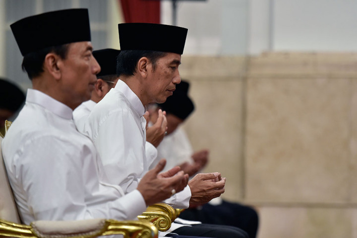 Presiden didamping i Menko Polhukam Wiranto memanjatkan doa saat peringatan Nuzululquran di Istana Negara. ANTARA/Puspa Perwitasari
