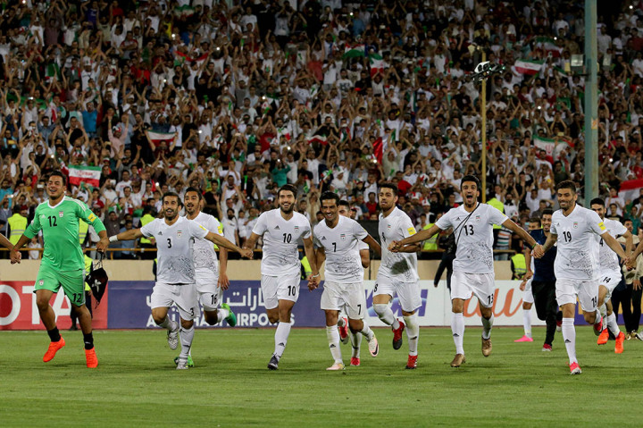 Iran melaju setelah menundukkan Uzbeksitan 2-0, dan memuncaki klasemen Grup A zona Asia dengan 20 poin.