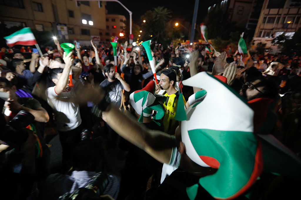 Ribuan warga Iran turun ke jalan-jalan di Teheran merayakan lolosnya tim kebanggaan mereka ke Piala Dunia 2018 Rusia.