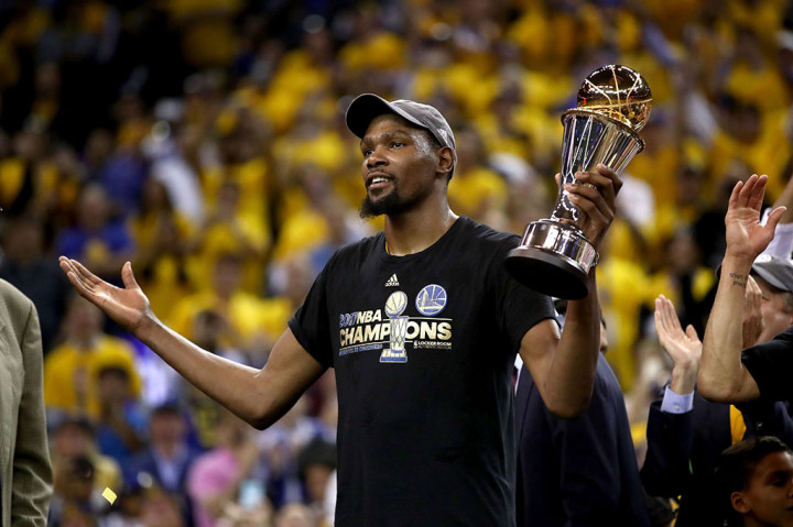 Kevin Durant menyabet gelar Most Valuable Player berkat perannya untuk membawa Warriors meraih gelar NBA. Durant di game kelima menyumbang 39 poin dan 7 rebound.