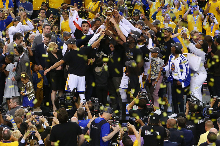 Para pemain Golden State Warriors melakukan selebrasi dengan mengangkat trofi Larry O'Brien yang baru saja mereka raih setelah menundukkan Cleveland Cavaliers 129-120 di game kelima, di Oakland, California, Selasa (13/6/2017) WIB.