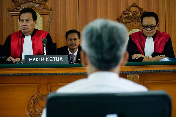 Buni Yani menjalani sidang perdana perihal unggahan penggalan video pidato Gubernur DKI Jakarta nonaktif Basuki Tjahaja Purnama (Ahok) terkait Surat Al Maidah ayat 51, saat berpidato di Kepulauan Seribu pada September 2016.