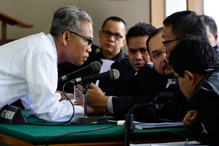 Buni Yani berbincang dengan tim kuasa hukum pada sidang perdana kasus dugaan penyebaran ujaran kebencian di Pengadilan Negeri Bandung, Bandung, Jabar.