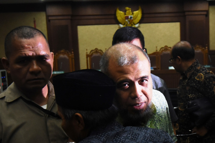Patrialis Akbar menyambut pelukan dari seorang penonton sidang perdana kasus suap yang membelitnya. 