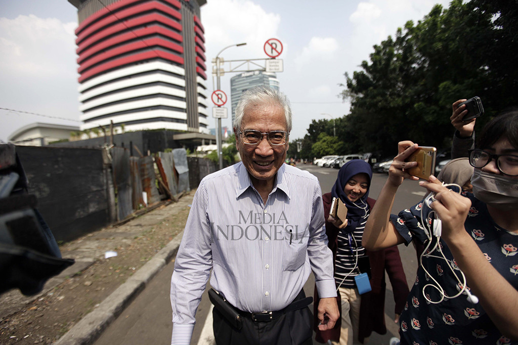 Komisi Pemberantasan Korupsi (KPK) memeriksa mantan Ketua Badan Penyehatan Perbankan Nasional (BPPN) Edwin Gerungan.