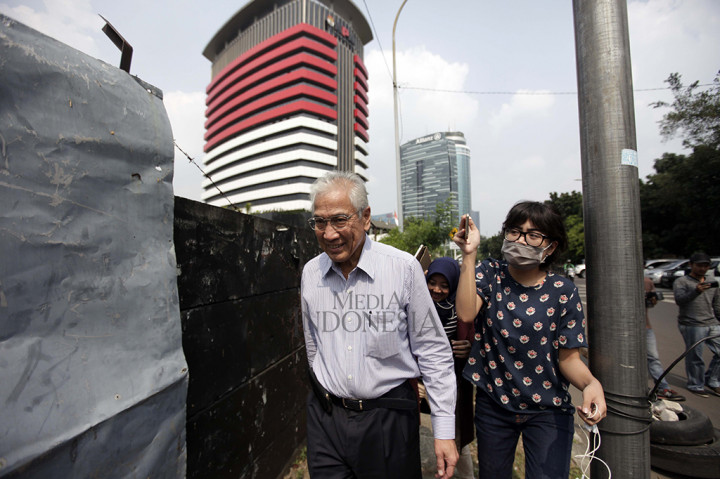 Edwin yang menjabat pada 6 November 2000 hingga 25 Juni 2001 itu diperiksa untuk kasus dugaan korupsi dalam penerbitan Surat Keterangan Lunas (SKL) BLBI untuk Bank Dagang Nasional Indonesia dengan obligor Sjamsul Nursalim.