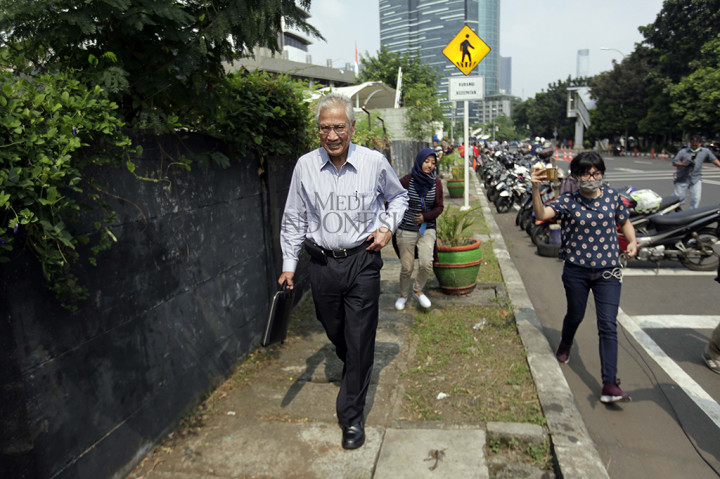 Selain Edwin, KPK juga memanggil Direktur Utama PT Datindo Entry Com, Ester Agung Setiawati. Dia dipanggil untuk kasus dan tersangka yang sama.