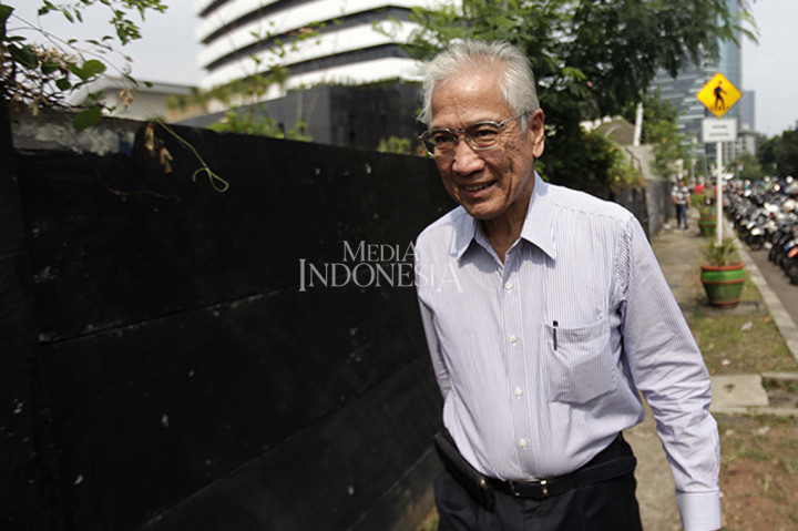 Edwin diketahui sebagai profesional yang telah lama berkecimpung di dunia perbankan nasional. Dia pernah dipercaya menjadi komisaris Bank Danamon dan Bank Mandiri, sebelum akhirnya hijrah ke sektor pertambangan multinasional.