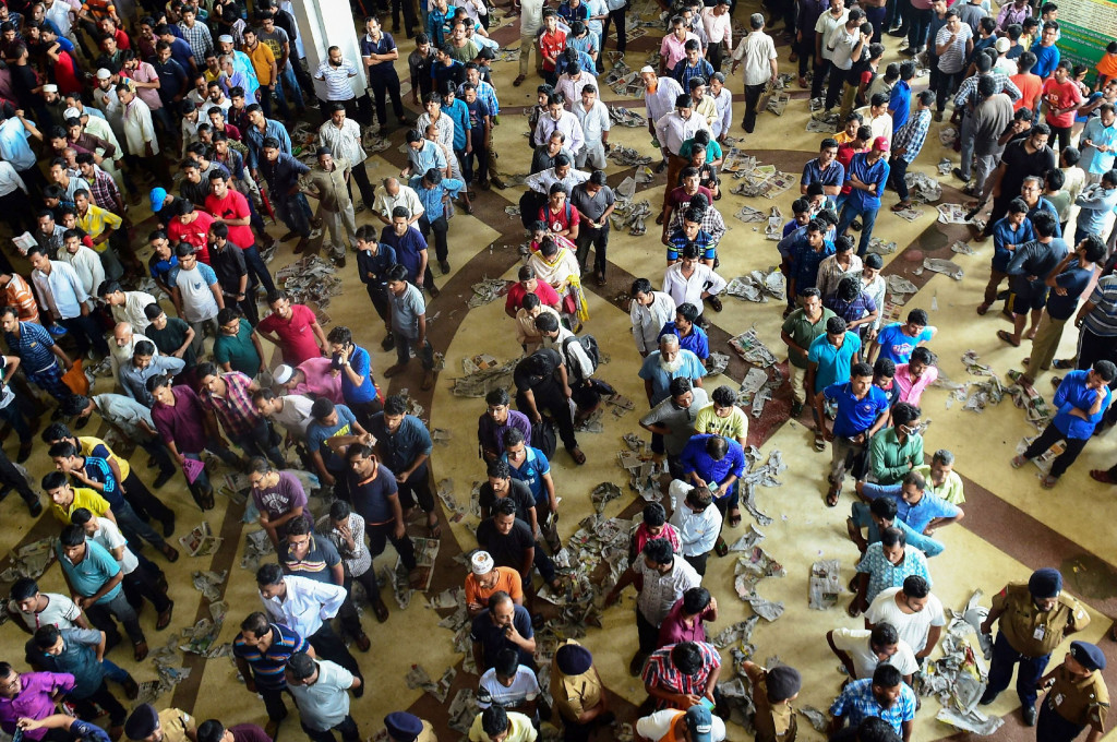 Koran yang menjadi alas tempat duduk berserakan di seliling calon pemudik. Beberapa tahun lalu kondisi yang sama persis dapat kita jumpai di stasiun-stasiun di Jakarta atau Surabaya.