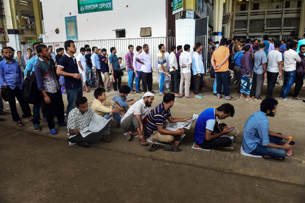 Banyak yang menunggu sejak berjam-jam sebelum loket dibuka. Mereka tidak ingin kehabisan tiket mudik gara-gara terlambat mengantri.  