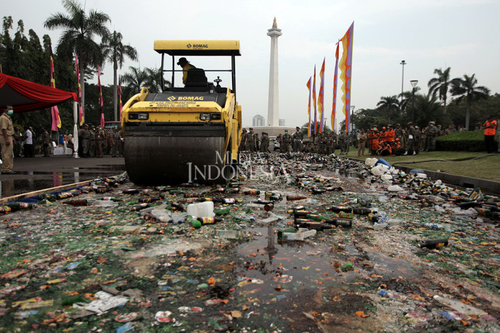 Satuan Polisi Pamong Praja (Satpol PP) DKI Jakarta memusnahkan 12.433 botol minuman keras di kawasan Monas, Jakarta Pusat, dengan alat berat.