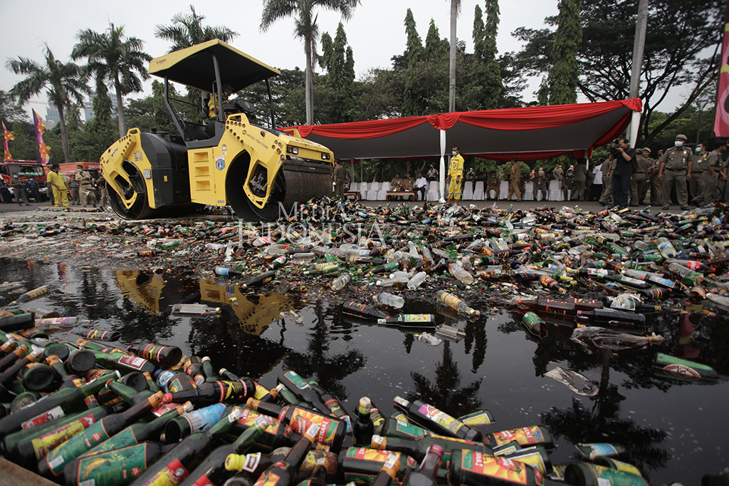 Belasan ribu botol minuman beralkohol itu merupakan hasil operasi yang dilakukan Satuan Polisi Pamong Praja (Satpol PP) DKI Jakarta dari periode Januari 2017.