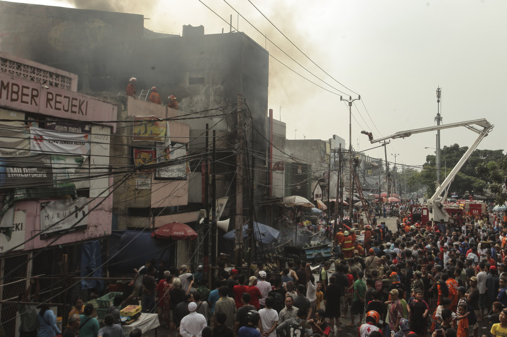 Kebakaran terjadi sekitar pukul 13.30 WIB dan menghanguskan dua bangunan dan sejumlah lapak dagangan milik PKL.