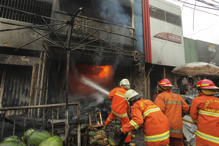 Sebanyak 15 mobil pemadam diterjunkan ke lapangan untuk memadamkan api.