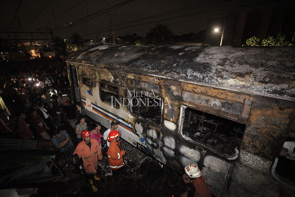 Kebakaran kereta terjadi sejak pukul 17.10 WIB. KA Walahar Ekspres Tanjung Priok-Purwakarta terbakar setelah bertabrakan dengan minibus di perlintasan di dekat Stasiun Senen, Jakarta Pusat.