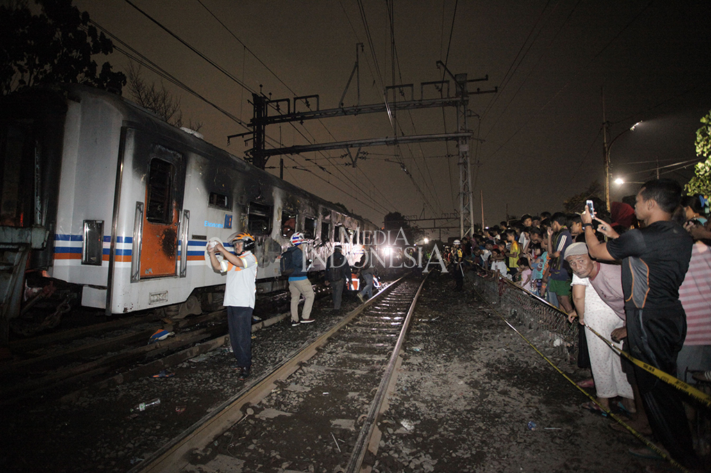 Diketahui minibus tersebut melewati pintu perlintasan ketika palang sudah tertutup.
