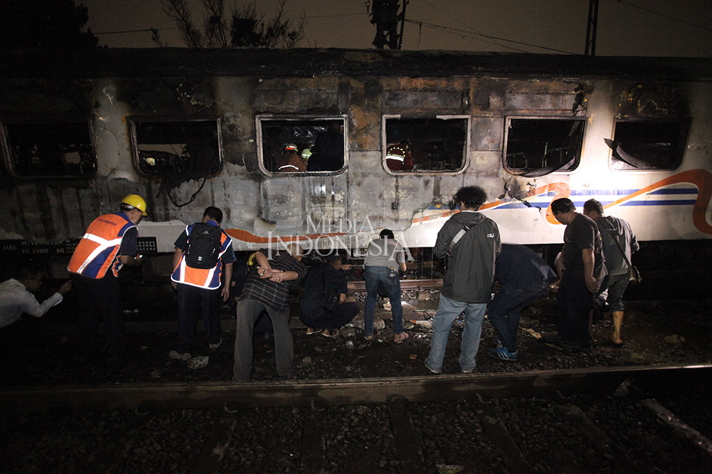 Mobil itu lalu berbenturan dengan gerbong kedua kereta api. Akibat benturan, percikan api timbul di badan gerbong. Api dengan cepat menjalar dari gerbong 2 ke gerbong 3.