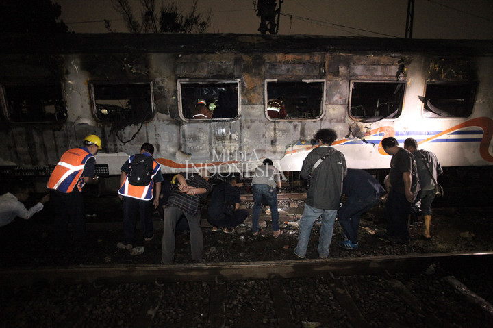 Mobil itu lalu berbenturan dengan gerbong kedua kereta api. Akibat benturan, percikan api timbul di badan gerbong. Api dengan cepat menjalar dari gerbong 2 ke gerbong 3.