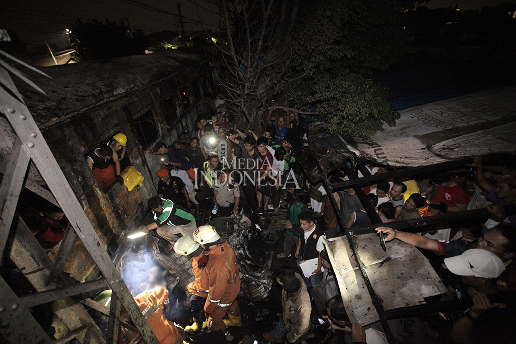 Sebanyak 13 mobil damkar diterjunkan untuk memadamkan api. Petugas menyebut dua orang penumpang minibus tewas akibat terjepit. Tidak ada korban dari penumpang kereta api.