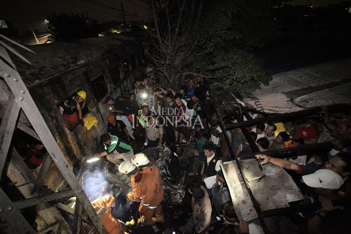 Sebanyak 13 mobil damkar diterjunkan untuk memadamkan api. Petugas menyebut dua orang penumpang minibus tewas akibat terjepit. Tidak ada korban dari penumpang kereta api.