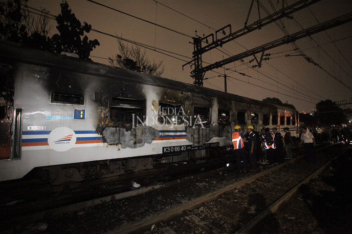 Api sudah berhasil dipadamkan petugas. Penumpang kereta pun sudah dievakuasi. Kini, petugas sedang berupaya memindahkan gerbong kereta dari rel. 