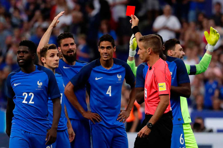 Pada awal babak kedua Prancis harus bermain dengan 10 orang setelah Raphael Varane mendapat kartu merah karena menjatuhkan Dele Alli di kotak terlarang.