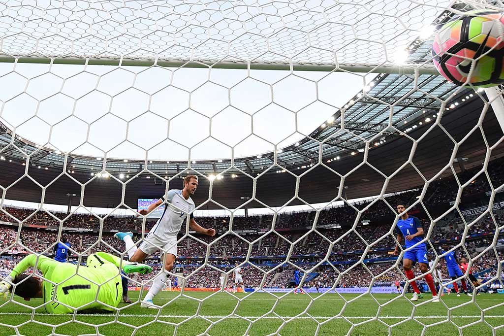 Kane yang maju sebagai eksekutor dengan tenang mengecoh kiper Prancis Hugo Lloris. Kedudukan imbang 2-2.