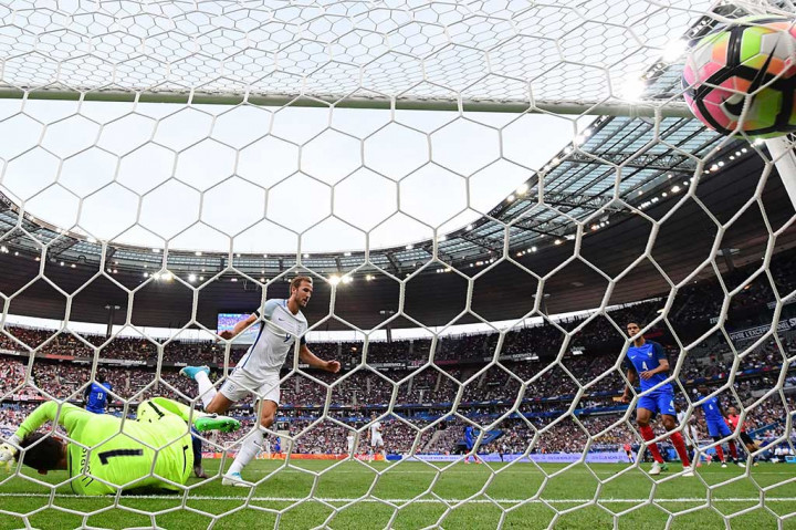 Kane yang maju sebagai eksekutor dengan tenang mengecoh kiper Prancis Hugo Lloris. Kedudukan imbang 2-2.