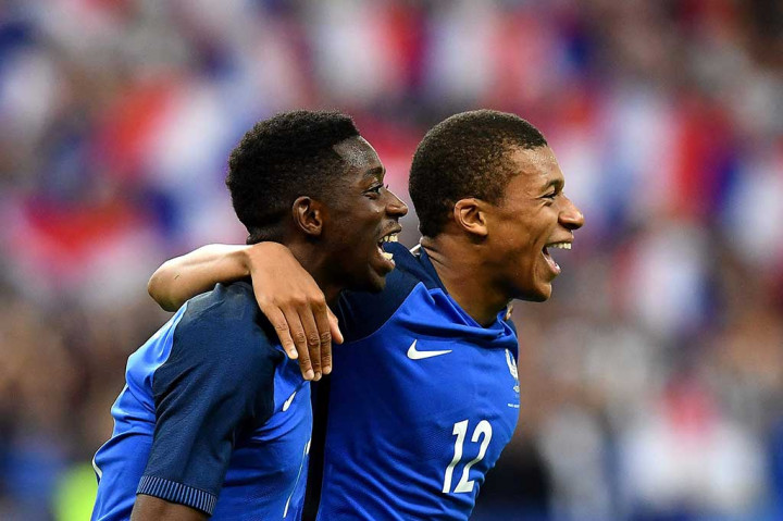 Dembele melakukan selebrasi bersama Kylian Mbappe.