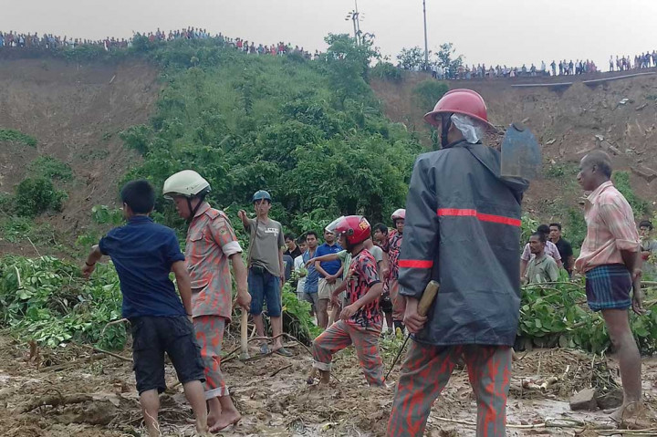 Sedikitnya 134 orang tewas dan beberapa lainnya terluka akibat hujan lebat dan tanah longsor melanda tenggara Bangladesh,  menguburkan banyak orang di rumah saat mereka tidur.