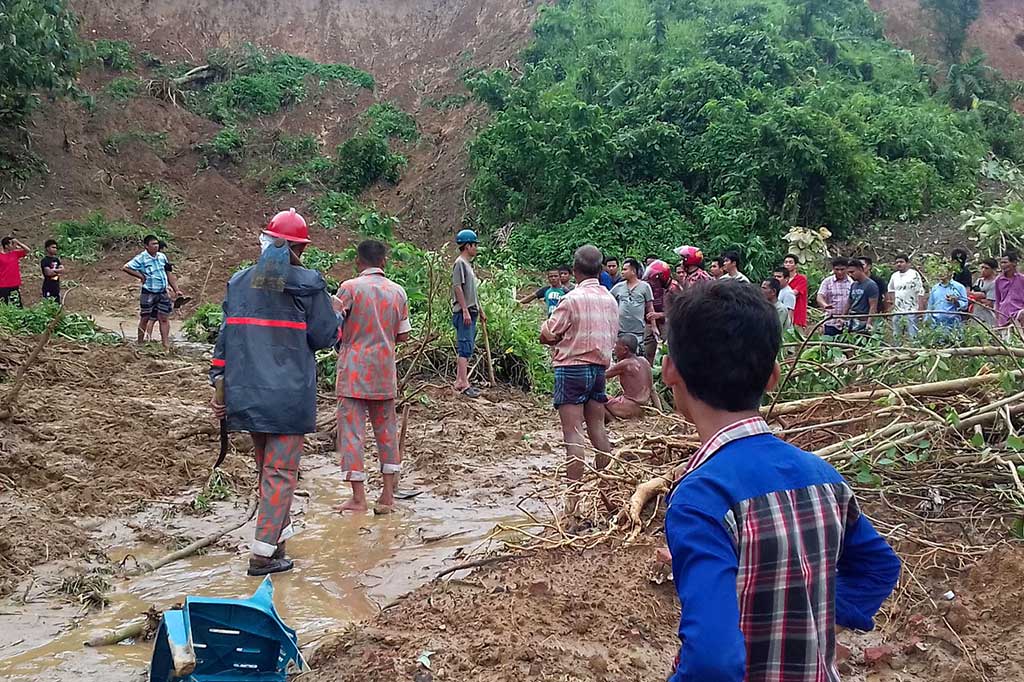 Polisi memperingatkan bahwa korban tewas kemungkinan akan meningkat saat pekerja darurat mencapai daerah terpencil di Bukit Chittagong. Daerah itu terisolasi setelah telpon dan jaringan transportasi terputus.